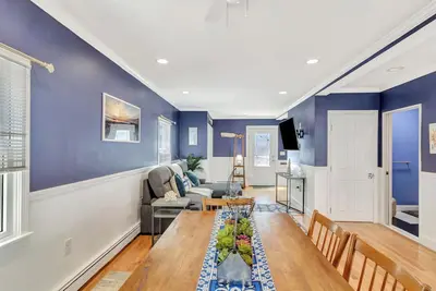 Sur la Sand is Steps from the ocean! renovated, clean, Wifi, and pet friendly! ! !