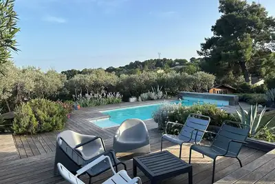 Image de Charmante Maison avec Piscine à Châteauneuf-de-Gadagne