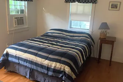 Image de Charming 2-bedroom house close to the beach with WiFi and Ac in Yarmouth.