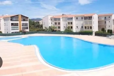 Image de T2 climatisé avec piscine et tennis