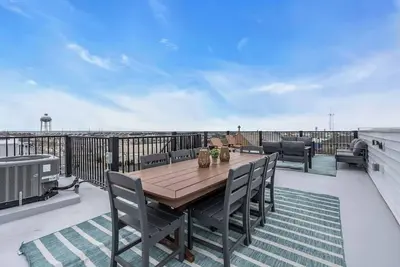 Image de Rooftop Deck with 2 Master Suites with Linens + Towels