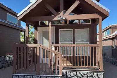 Cozy 2-bedroom cabin #102