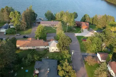 Image de Charming 3-bedroom plus bunkhouse sleeps up to 10 with WiFi and Ac in Moose Lake