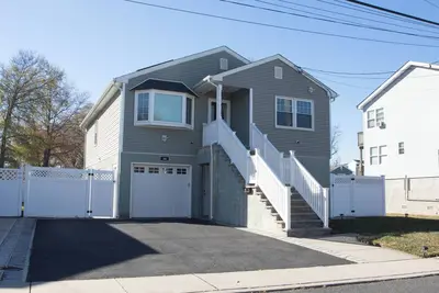 Image de Charming newly renovated 3-bedroom house two blocks from sandy beach