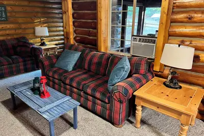 Image de Quiet Log Cabin in Beautiful Northern Michigan.