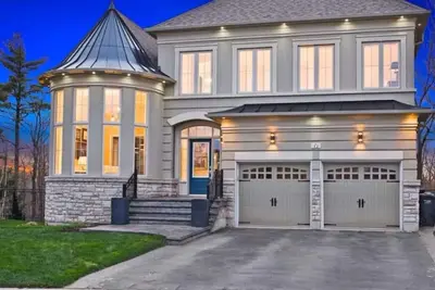Image de Beautiful 4 Bedroom Home, Large Ravine Backyard.