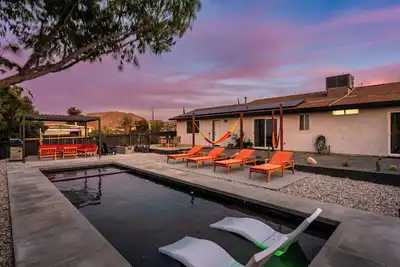 Image de Pool, Hot Tub Heating, Bbq, Ac & Private Yard, Pet Friendly, 10mins to Jtnp!
