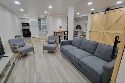 Image de Contemporary Downtown Basement Apartment in La Grande!
