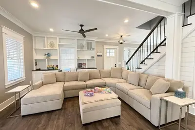 Image de Stunning! Wrap Around Porch, 1 block: Beach & Jenk's, 6 Badges, Private Parking!
