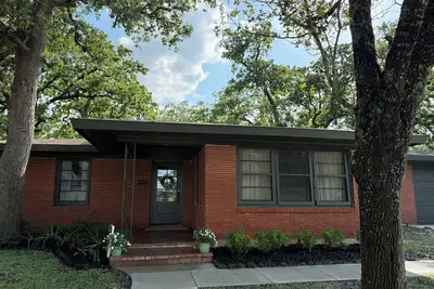 Walking Distance to Campus 3/2, newly renovated and professionally decorated!