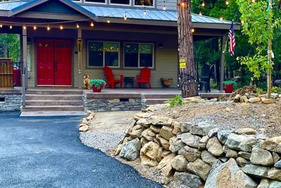 Image de ** New Listing ** \nPERFECT Home Base For Lakes, Trails, Snow Skiing!