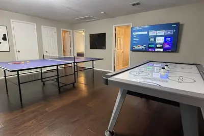 Image de 4 bed near Jw Marriott Air hockey Ping pong tables