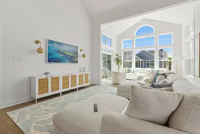 Image de **Special August Booking Offer! ** Stay in the five-star, resort-style community of The Peninsula!