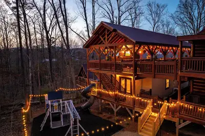 Image de Luxe 8br w/Pool, Outdoor Play Area, Huge Sports Bar