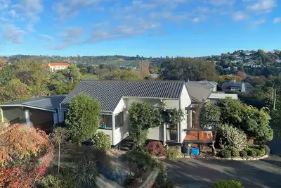 Image de Walking distance to central Nelson, a sun-drenched cottage with views to the sea