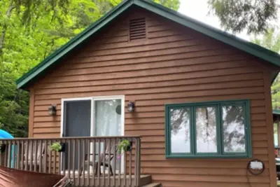 Image de Cozy beachfront 3-bedroom cabin on over 700 acre Amber Lake, WiFi, Ac