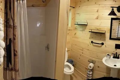 Image de Cozy 1 bedroom and a loft cabin in Sebec with All the comforts with Lake Access.