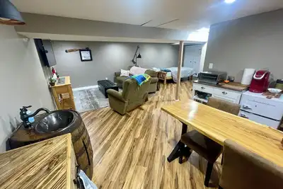 Image de Basement guest suite in a quiet home. Family-friendly neighborhood.