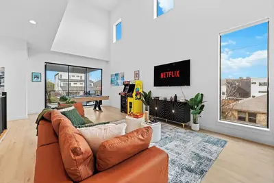 Image de 5min Dt Luxe Loft: Arcade, Billiards, Balcony Bbq