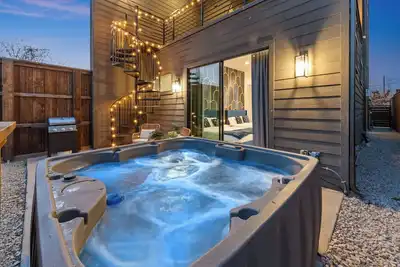 Image de Luxe Loft with Hot Tub, Pool Table, Balcony, Bbq