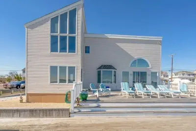 Image de Bay Front 3 Bdrm House with Huge Deck / Private Beach/ Beach House Sleeps 6 Ppl