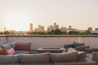 Image de Entire Luxury Townhome w/ Pooltable & Skyline view