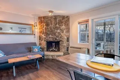 Image de Cozy 1-bedroom condo in Lake Ozark. On the lake at the prime location of the 4mm