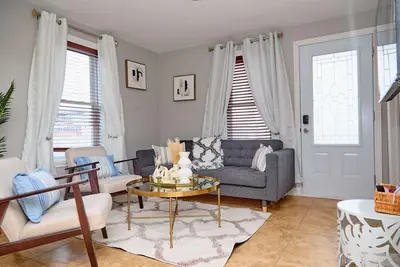 Image de Maison impeccable, décorée, 7chambres |3salons |Jardin privée |14 pers |35m Yul✈️