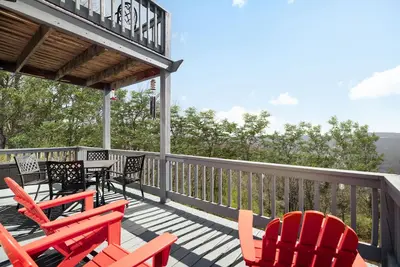 Image de Chalet w Hot Tub, Fire Pit, Deck, Grill & Games