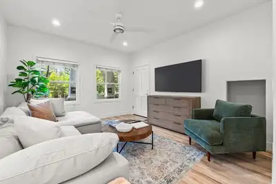 Image de Tranquil Midtown Haven with Tree-Lined Charm
