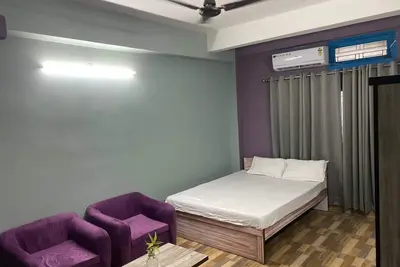 Spacious 9-bedroom building with WiFi, Ac in charming Guwahati