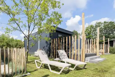 Image de Charming tiny house with a deck by the water. Relax, enjoy nature near ’t Nije Hemelriek and unwind – from sipping cappuccino in the sun to stargazing by the firepit.