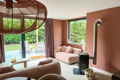 Image de Stylish and luxurious forest retreat with hot tub, wood stove, and sunny garden. Sleeps 4 – ideal for couples or families.