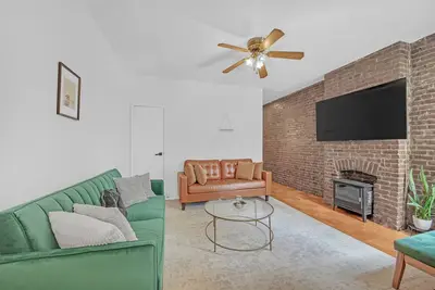 Image de Elegant Upper East Side Retreat – Private Room with Local Host Present