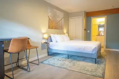 Image de Riverside Queen Suite Between Ski Hill & Town / Ac