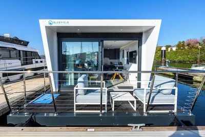 Image de Houseboat at Castlepark Marina, Kinsale\nUnique on the water living experience