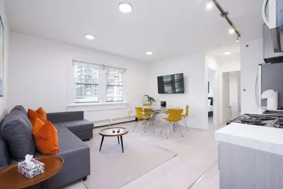 Image de Elegant & Fully Stocked Apartment in the Heart of Vancouver