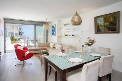 Image de Stylish Apartment  Large Terrace in Historic Mijas. The large terrace offer stunning views, perfect for dining and relaxation. Enjoy two comfortable bedrooms, a fully equipped kitchen, and a bright living room with a smart Tv