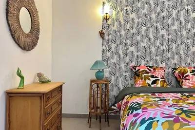 Image de Comme Chez Mémé, maison avec terrasse en plein centre.