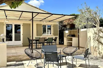 Image de La petite maison de l'Isle, maison climatisée avec piscine et bel extérieur