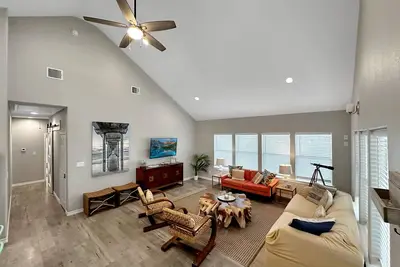 Image de Beachfront 4br Retreat | Tiki Bar, Yard Games & Spectacular Ocean Views