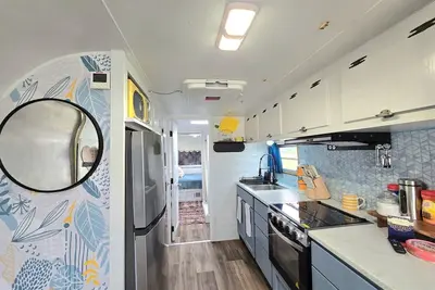 Image de Waterfront Escape - Margie 1974 Silver Streak