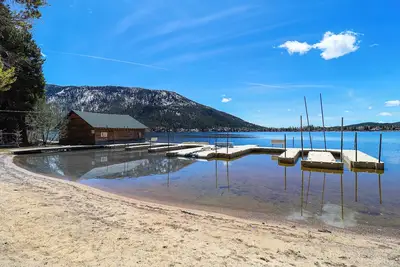 Image de New! Lemmon Lodge #30 – Lake Access with private sandy beach