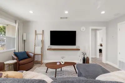 Image de Sunny 3br/2ba Home -- Central to Southbay beaches, Lax, Sofi & More!