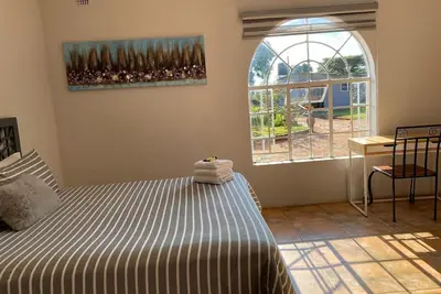 Image de Cosy 2-Bedroom Retreat with Garden, Hot Water & Solar Backup