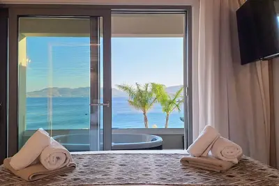 Image de Oceanfront apartment in welcoming Haraki