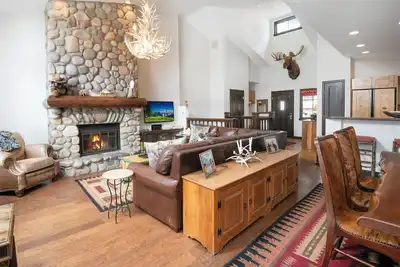 Image de Picturesque Ski-In Ski-Out Luxury Beaver Creek Village Townhome, Common hot tub