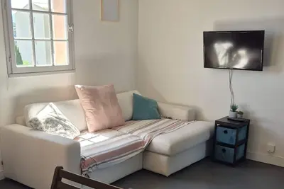 Image de Beau studio avec balcon - proche centre ville