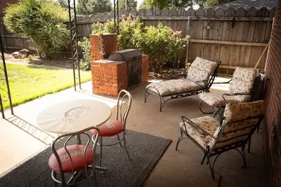 Image de Safb, Msu, Medical District, Golfing Mid Century style & beautiful backyard