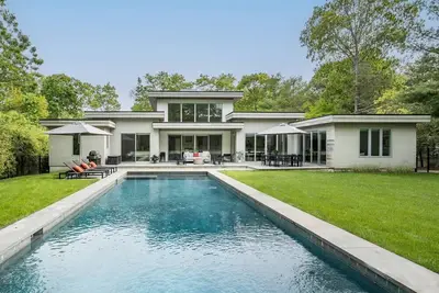 Image de Luxurious, Modern East Hampton Home, Private Heated Pool, Designer Interiors